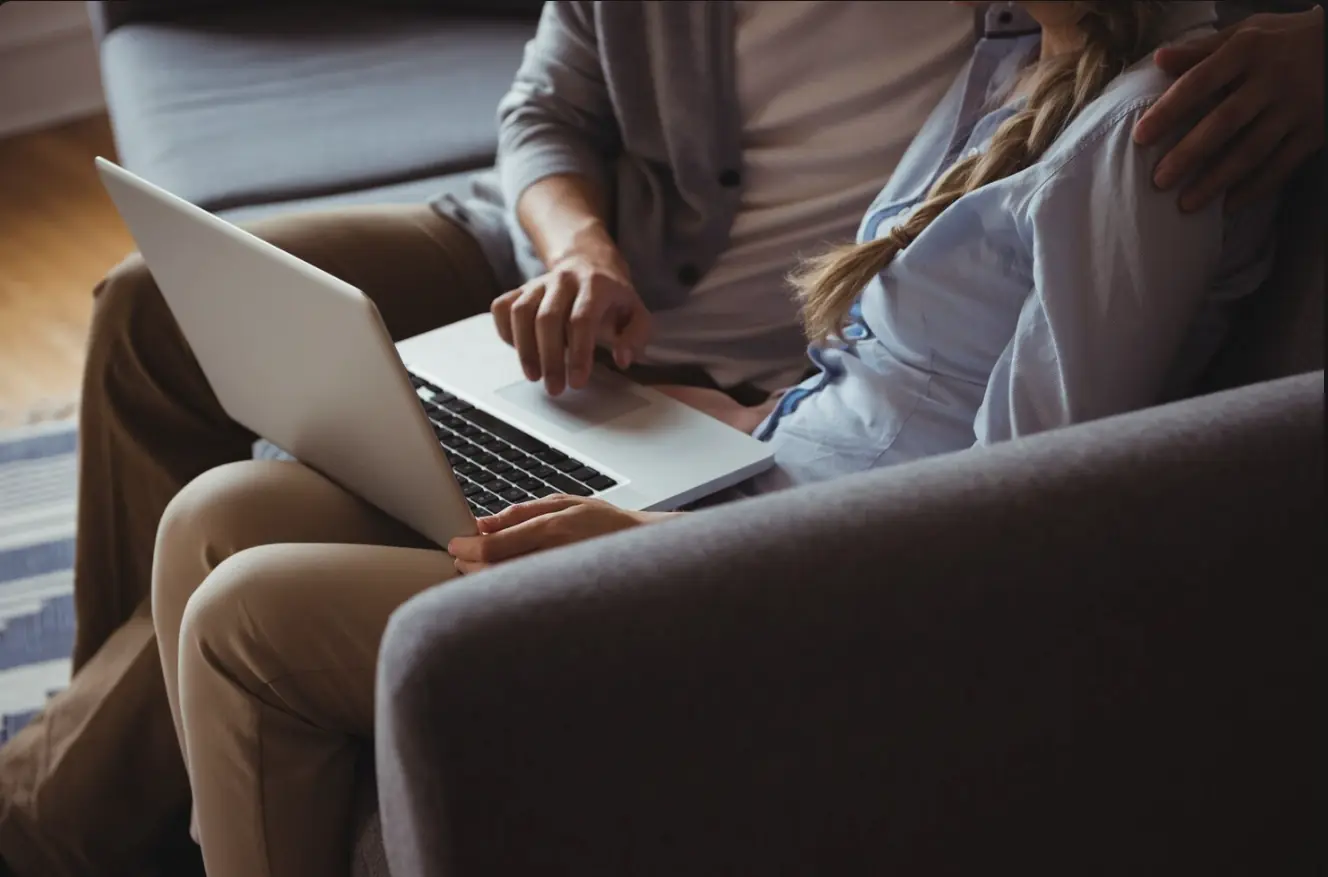 Οθόνη υπολογιστή με online συνεδρία σε ήρεμο δωμάτιο